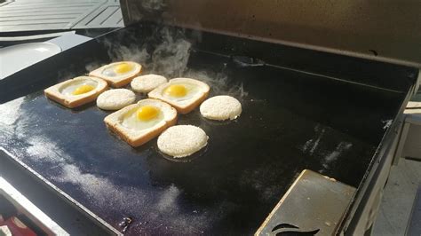 how do you cook eggs on a blackstone griddle